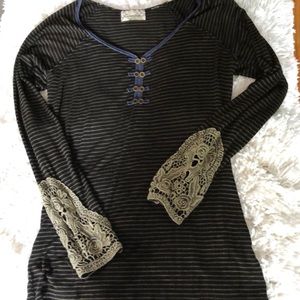 Women’s gimmicks by buckle top